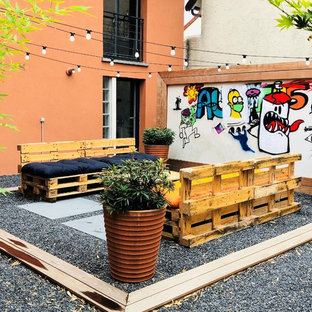 Esempio di un piccolo patio o portico industriale in cortile