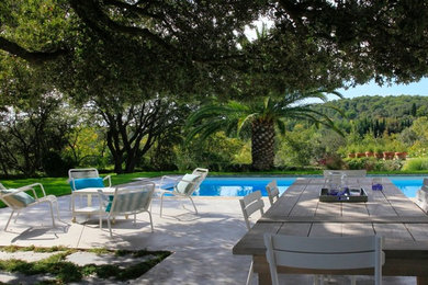 Foto de patio mediterráneo grande sin cubierta con losas de hormigón