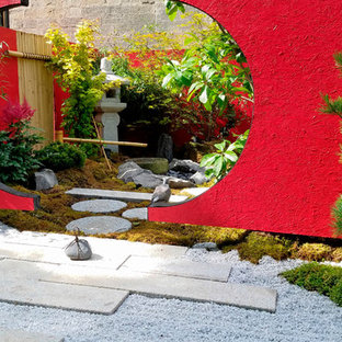 Esempio di un piccolo patio o portico etnico in cortile con fontane e nessuna copertura