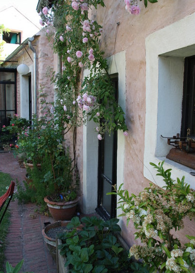 Shabby-Chic Style Patio by Florence Guin