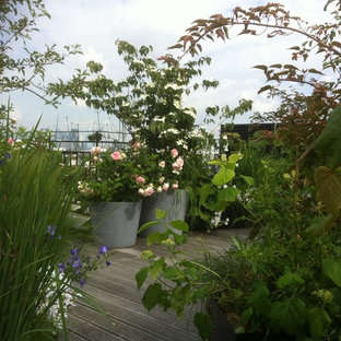 Inredning av en shabby chic-inspirerad terrass, med utekrukor