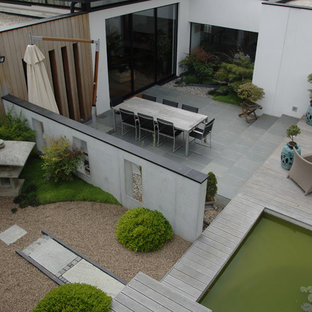Ispirazione per un grande patio o portico etnico dietro casa con pavimentazioni in pietra naturale, nessuna copertura e un giardino in vaso