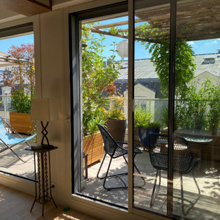Idee per una terrazza shabby-chic style di medie dimensioni e nel cortile laterale con un giardino in vaso e una pergola