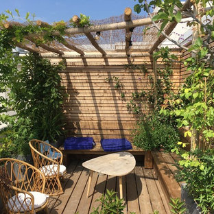 Cette image montre une terrasse sur le toit marine avec une pergola.