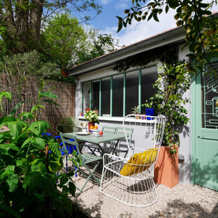 Ispirazione per un patio o portico moderno di medie dimensioni e davanti casa con ghiaia