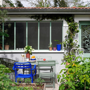 Idee per un patio o portico minimalista di medie dimensioni e davanti casa con ghiaia