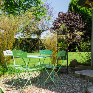 Cette photo montre une terrasse arrière nature avec du gravier et aucune couverture.