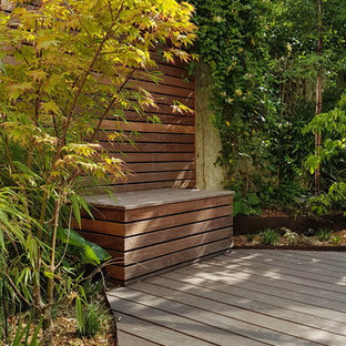 Esempio di un patio o portico etnico di medie dimensioni e in cortile con un giardino in vaso, pedane e nessuna copertura