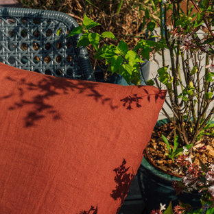 Ispirazione per un ampio patio o portico dietro casa con un giardino in vaso, pedane e una pergola