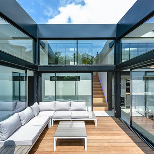 Esempio di un patio o portico minimalista di medie dimensioni e in cortile con pedane e nessuna copertura