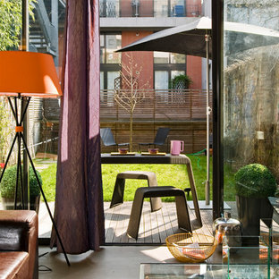 Urban patio photo in Paris