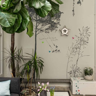 Cette photo montre une terrasse avec des plantes en pots industrielle de taille moyenne avec une cour.