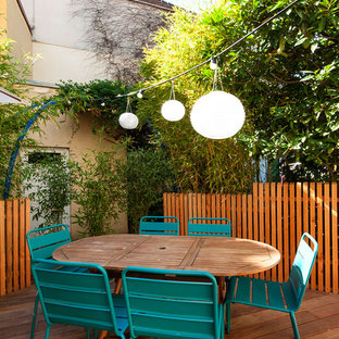 Inspiration pour une terrasse latérale traditionnelle de taille moyenne avec aucune couverture.
