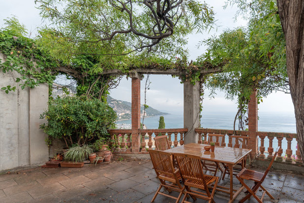 Mediterranean Patio by LB intérieur design