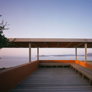 Exemple d'une grande terrasse méditerranéenne avec une pergola.