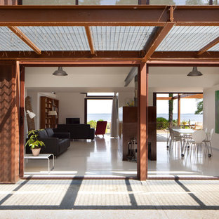 Exemple d'une terrasse arrière tendance de taille moyenne avec des pavés en béton et une pergola.