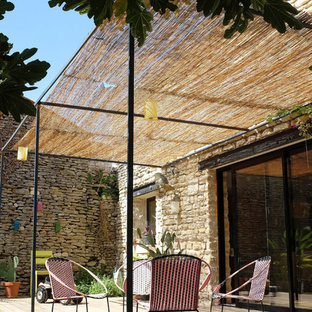Idée de décoration pour une terrasse design de taille moyenne.