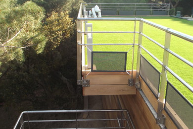 Cette photo montre une terrasse en bois latérale tendance de taille moyenne avec une extension de toiture.