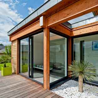 Inspiration for a large contemporary backyard deck container garden remodel in Grenoble with no cover