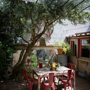 Esempio di un patio o portico eclettico