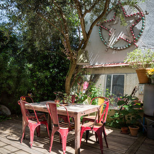 Idée de décoration pour une terrasse avec des plantes en pots arrière bohème de taille moyenne avec aucune couverture.