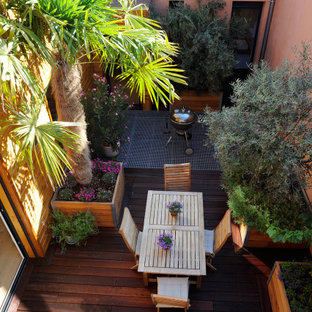 Ispirazione per un patio o portico mediterraneo con un giardino in vaso e pedane