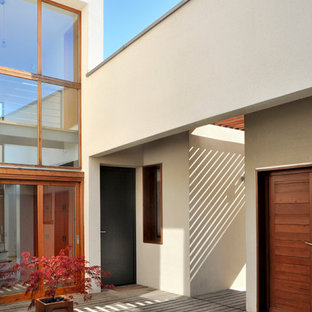 Inspiration pour une terrasse minimaliste de taille moyenne avec une cour et aucune couverture.