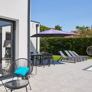 Foto di un grande patio o portico scandinavo dietro casa con piastrelle