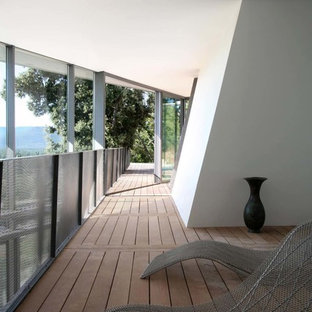 Exemple d'une grande terrasse tendance.