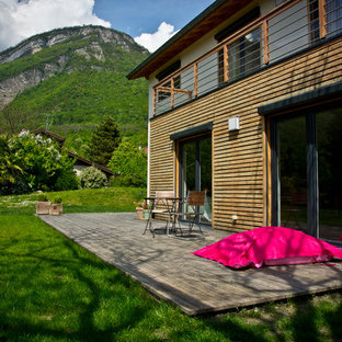 Idées déco pour une terrasse avec des plantes en pots arrière contemporaine de taille moyenne avec aucune couverture.