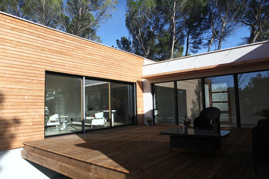 Design ideas for a contemporary patio in Marseille.