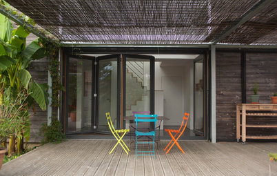 Les chaises colorées apportent du pep's à votre terrasse