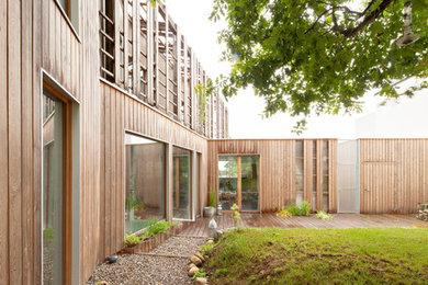 Idées déco pour une terrasse en bois latérale contemporaine.