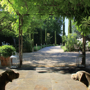 Foto di un patio o portico mediterraneo di medie dimensioni e davanti casa con pavimentazioni in pietra naturale e nessuna copertura