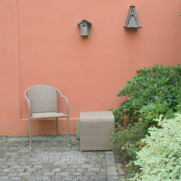 Mur couleur brique pour égayer une cour