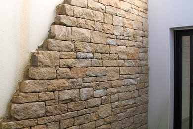 Patio avec mur décoratif en pierre naturelle