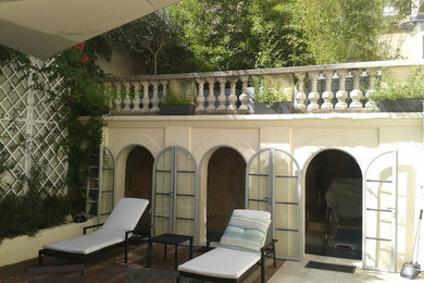 Aménagement d'une petite terrasse classique avec un point d'eau, une cour, des pavés en pierre naturelle et aucune couverture.