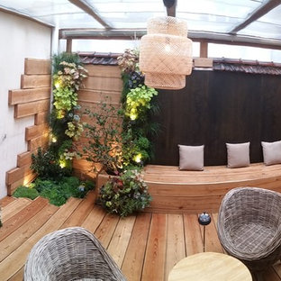 Ispirazione per un patio o portico scandinavo di medie dimensioni e in cortile con un caminetto, pedane e una pergola