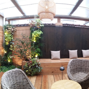 Ispirazione per un patio o portico nordico di medie dimensioni e in cortile con un caminetto, pedane e una pergola