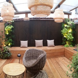 Immagine di un patio o portico nordico di medie dimensioni e in cortile con un caminetto, pedane e una pergola