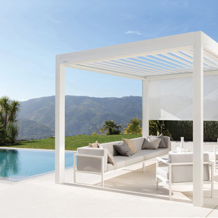 Idées déco pour une grande terrasse contemporaine avec du carrelage et une pergola.