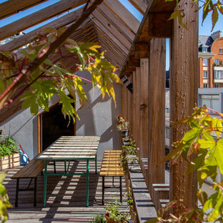 Cette photo montre une terrasse sur le toit scandinave avec une pergola.