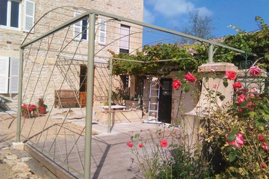 Design ideas for a traditional patio in Dijon.
