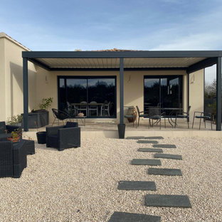 Esempio di un grande patio o portico country davanti casa con una pergola
