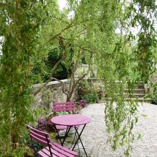 Réalisation d'une terrasse champêtre avec du gravier et aucune couverture.