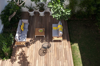 Diseño de patio mediterráneo de tamaño medio en patio trasero con cocina exterior, entablado y pérgola