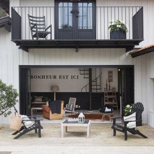 Immagine di un patio o portico mediterraneo di medie dimensioni e dietro casa con pedane e nessuna copertura