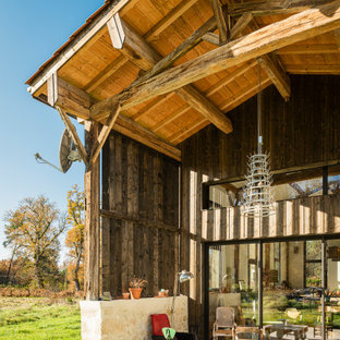 Cette image montre une terrasse rustique avec une dalle de béton et aucune couverture.
