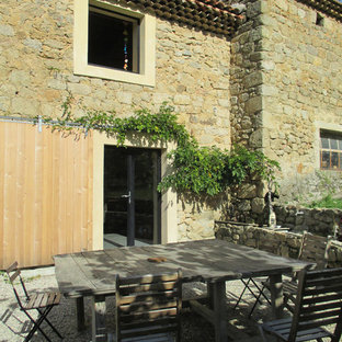 Idées déco pour une terrasse arrière méditerranéenne de taille moyenne avec aucune couverture et du gravier.
