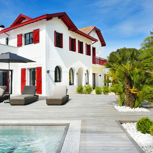 Idée de décoration pour une grande terrasse marine.